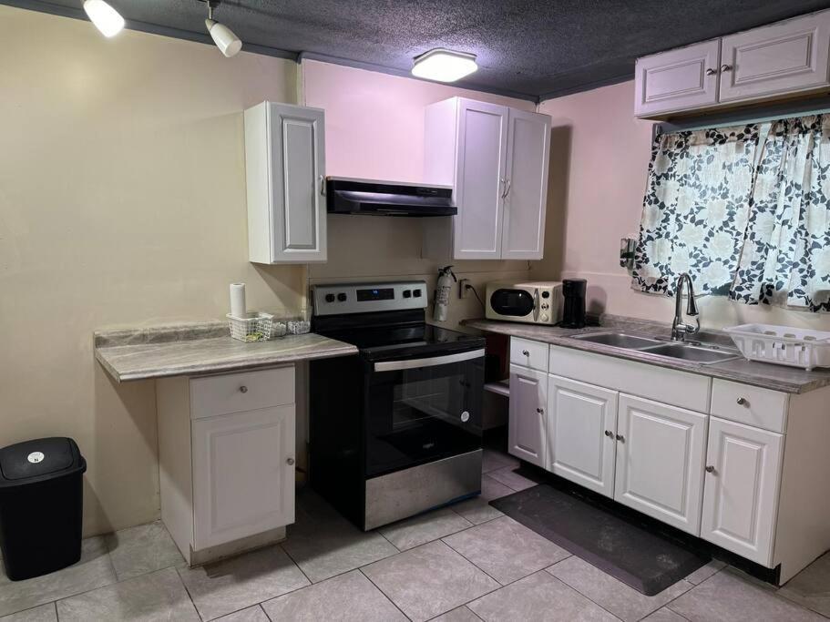 Comforting Getaway-sleeps 6-walk To Falls! Holiday home Niagara Falls