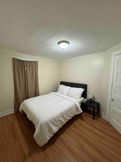 Comforting Getaway-sleeps 6-walk To Falls! Holiday home Niagara Falls