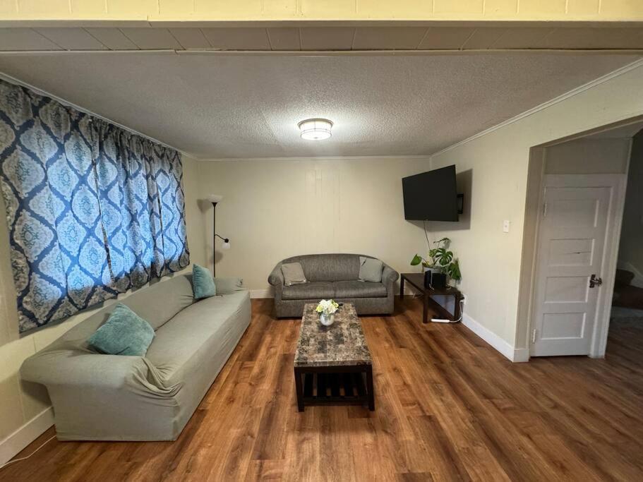 Comforting Getaway-sleeps 6-walk To Falls! Holiday home