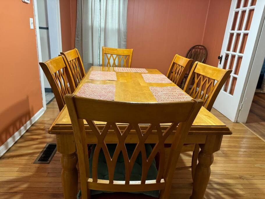 Comforting Getaway-sleeps 6-walk To Falls! Holiday home Niagara Falls